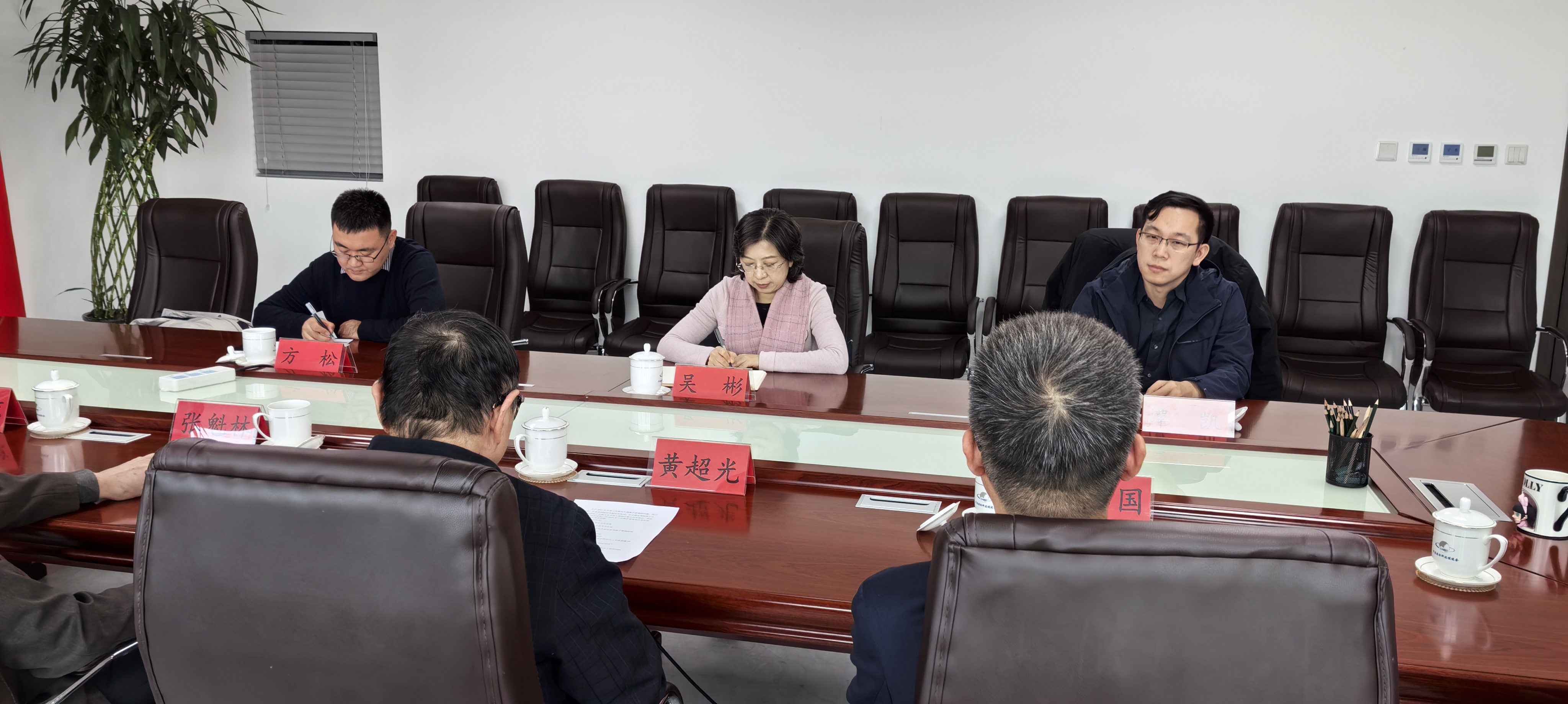 桌子上有许多行李箱AI 生成的内容可能不正确。